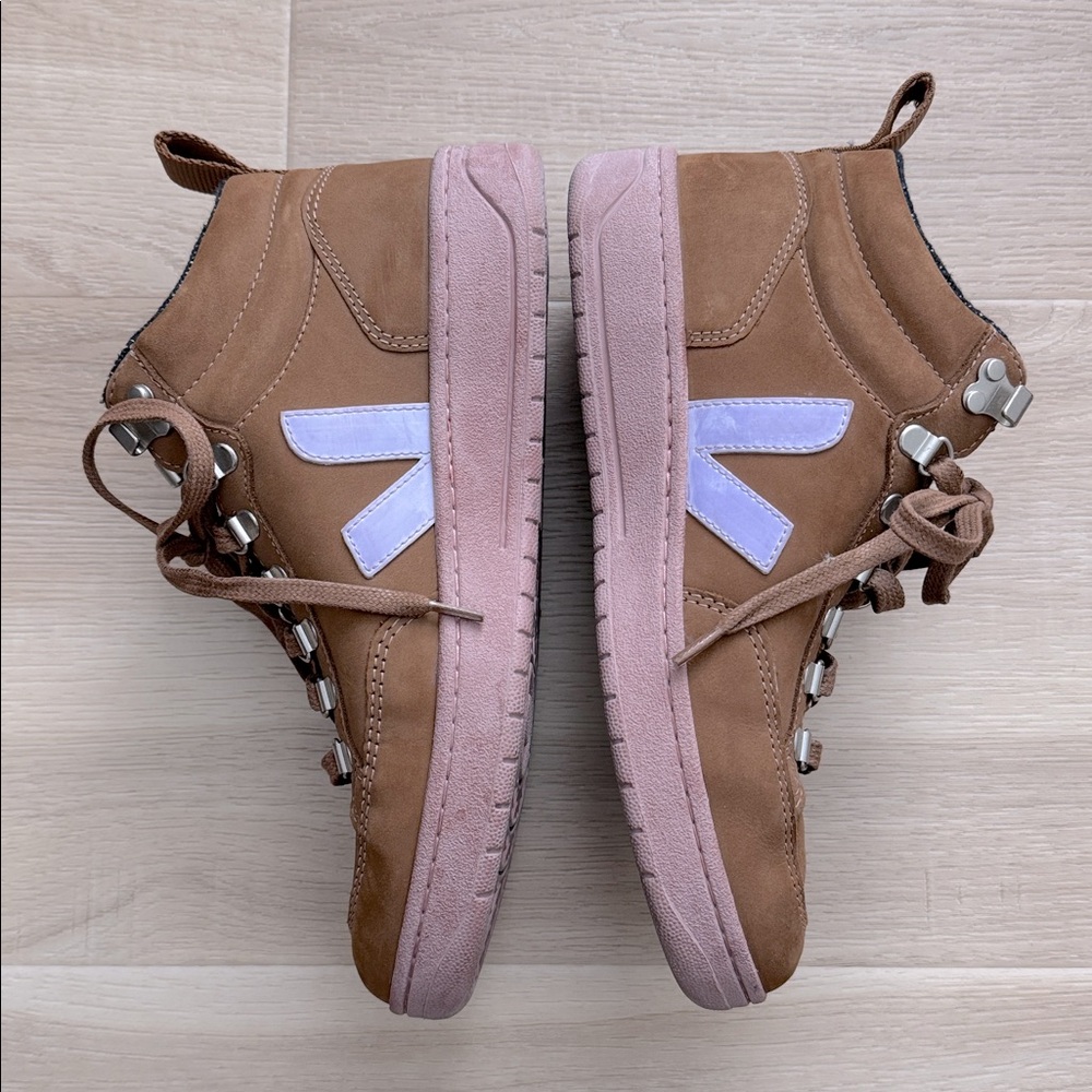 VEJA - Gender Inclusive Roraima High Top Sneaker - Picture 6 of 12
